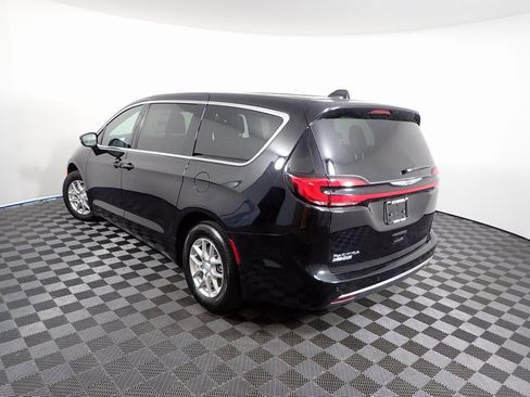 New 2025 Chrysler Pacifica Select image 10