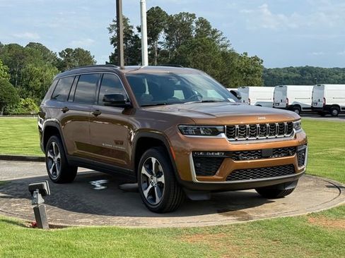 New 2026 Jeep Grand Cherokee L Limited w/ Luxury Tech Group II AWD/4WD image 9