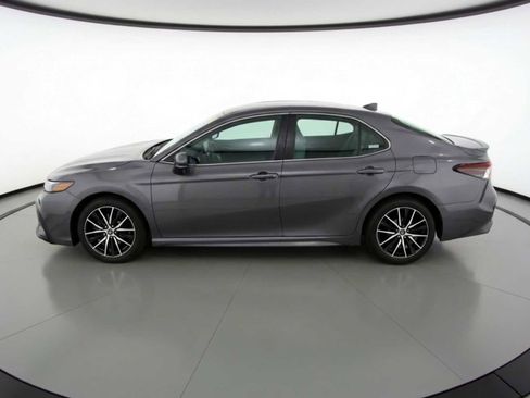 Used 2023 Toyota Camry SE image 4