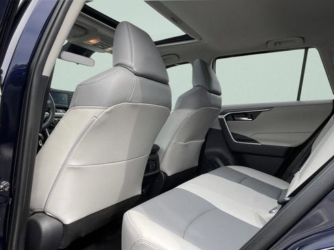 Used 2020 Toyota RAV4 XLE Premium image 24