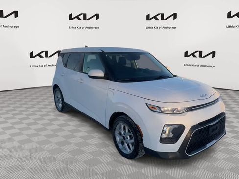 Used 2022 Kia Soul LX w/ Technology Package FWD image 2