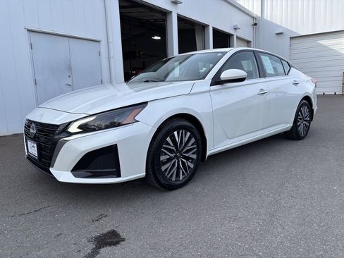 Used 2024 Nissan Altima 2.5 SV w/ SV Premium Package image 2