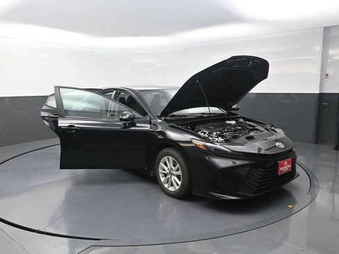 Used 2025 Toyota Camry LE FWD image 39