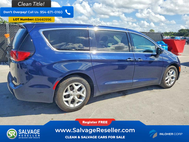 Used 2017 Chrysler Pacifica Touring Plus w/ Tire & Wheel Group FWD image 4