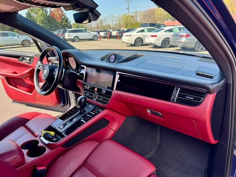 Used 2022 Porsche Macan image 2