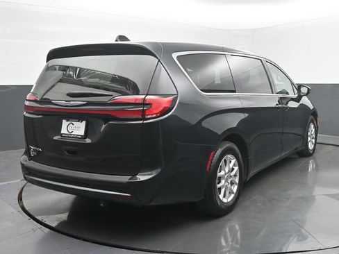 Used 2023 Chrysler Pacifica Touring-L FWD image 5