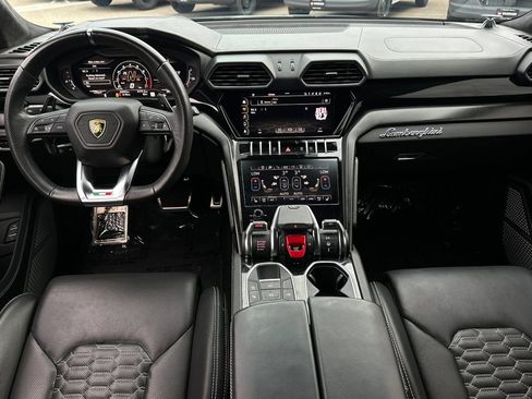 Used 2022 Lamborghini Urus image 3