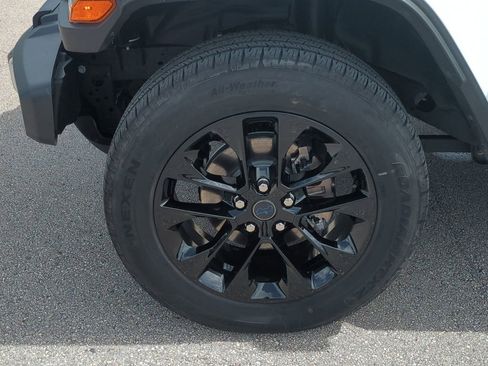 Used 2025 Jeep Wrangler Unlimited Sahara AWD/4WD image 12