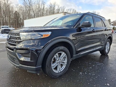 Certified 2022 Ford Explorer XLT image 3