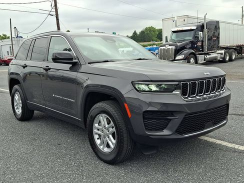 Used 2025 Jeep Grand Cherokee Laredo w/ Luxury Tech Group I AWD/4WD image 3
