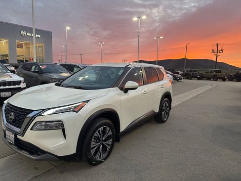 Used 2023 Nissan Rogue SV image 4