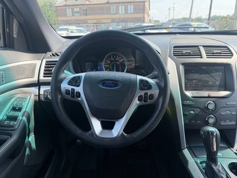 Used 2014 Ford Explorer XLT w/ Equipment Group 201A AWD/4WD image 17