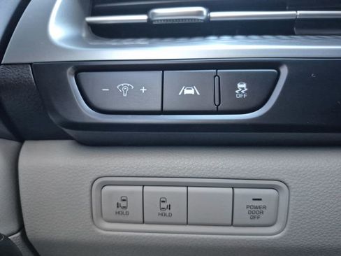 Used 2023 Kia Carnival LX image 28