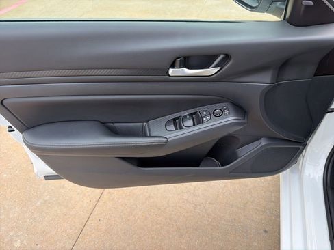 Used 2025 Nissan Altima 2.5 SV FWD image 12
