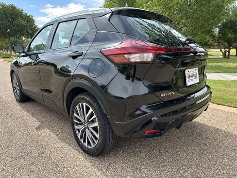 Used 2021 Nissan Kicks SV FWD image 2