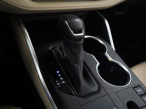 Used 2024 Toyota Highlander XLE image 25