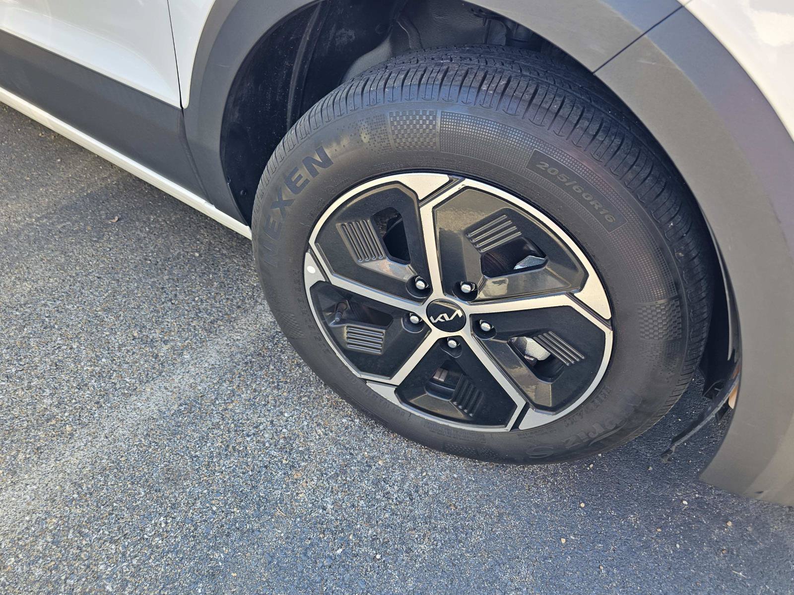 Used 2023 Kia Niro EX FWD image 7