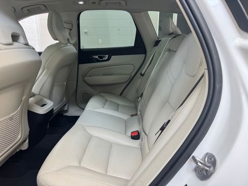 Used 2023 Volvo XC60 B5 Plus image 16