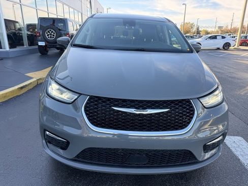 Used 2023 Chrysler Pacifica Touring-L image 2