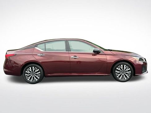 Used 2024 Nissan Altima 2.5 SV FWD image 7