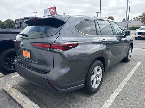 Used 2025 Toyota Highlander LE FWD image 4