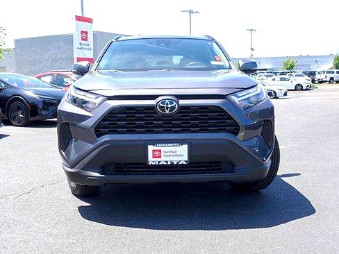 Used 2022 Toyota RAV4 XLE FWD image 3