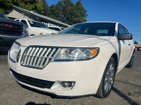 Used 2010 Lincoln MKZ image 2