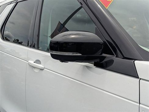 Used 2024 Land Rover Discovery S image 21