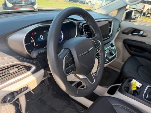 Used 2023 Chrysler Pacifica Touring-L FWD image 19