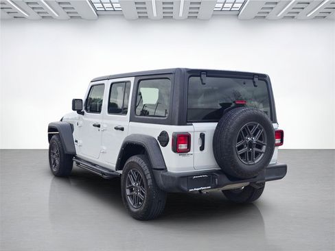 Used 2024 Jeep Wrangler Sport S image 5