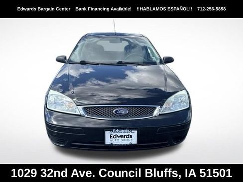 Used 2005 Ford Focus ZX5 Hatchback FWD image 2