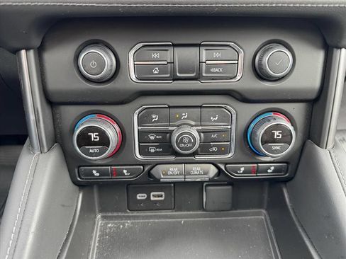 Used 2024 Chevrolet Suburban Z71 w/ Luxury Package AWD/4WD image 23