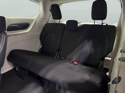 Used 2022 Chrysler Voyager LX image 10