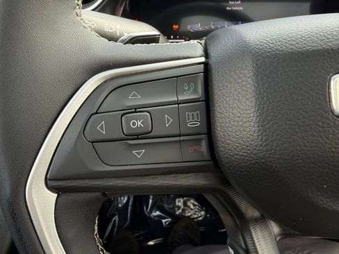 Used 2023 Jeep Grand Cherokee L Laredo image 17