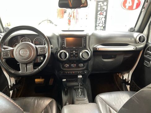 Used 2014 Jeep Wrangler Unlimited Sahara w/ Connectivity Group AWD/4WD image 18