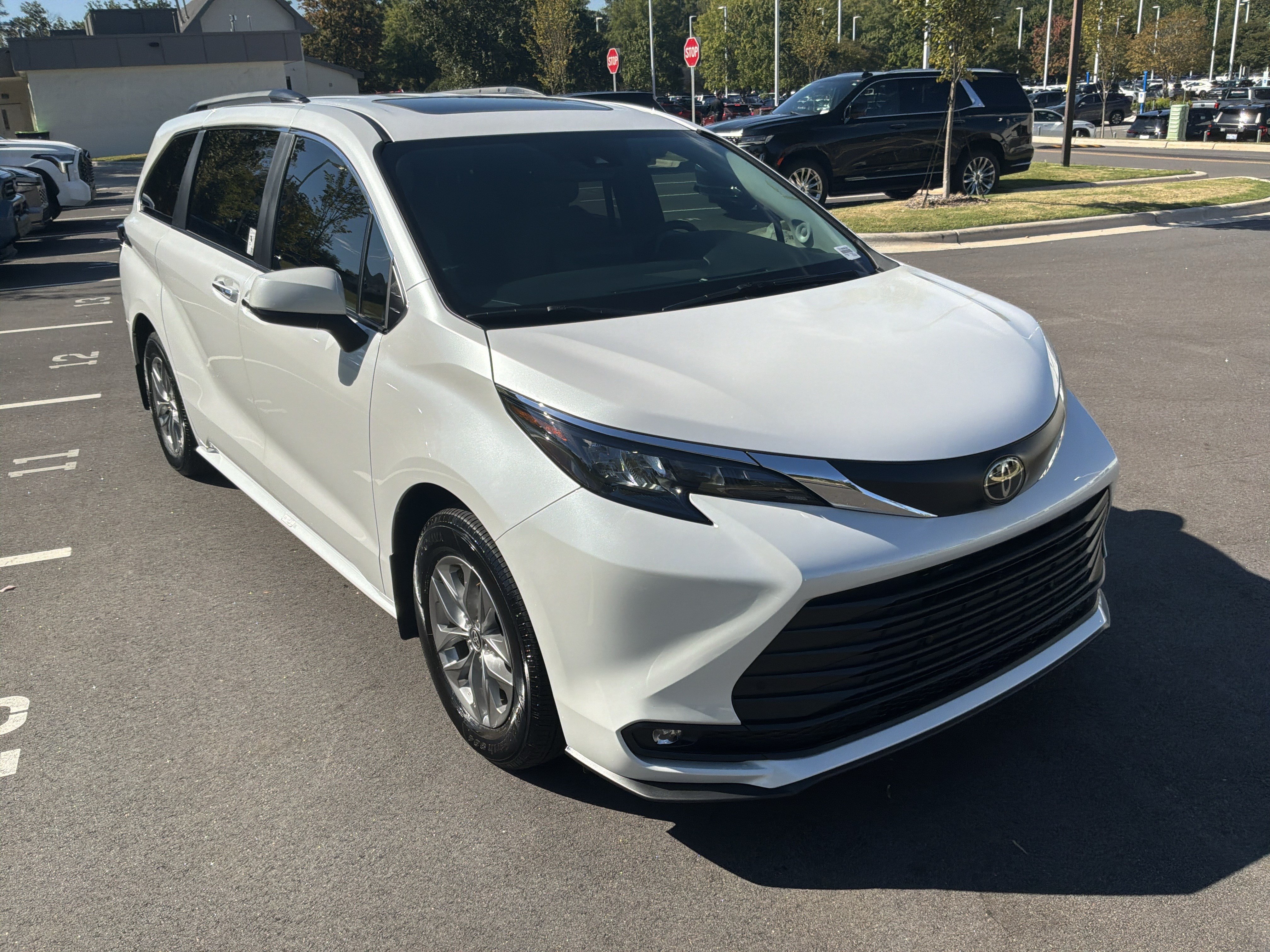 Used 2026 Toyota Sienna XLE FWD image 2
