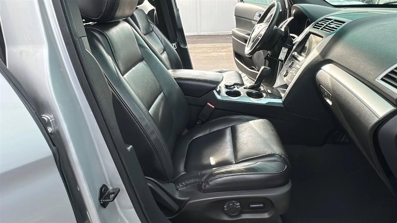 Used 2014 Ford Explorer XLT w/ Equipment Group 202A AWD/4WD image 34