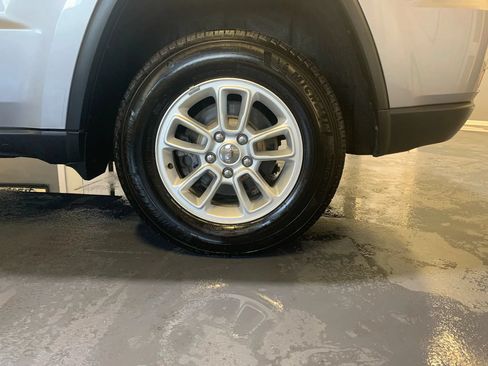 Used 2018 Jeep Grand Cherokee Laredo AWD/4WD image 32