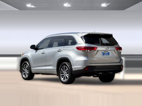 Used 2018 Toyota Highlander XLE FWD image 3