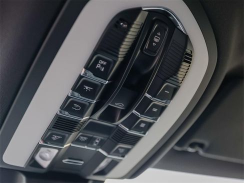 Certified 2025 Porsche Macan AWD/4WD image 21