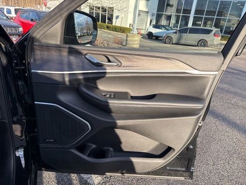 Certified 2022 Jeep Grand Cherokee Limited image 32