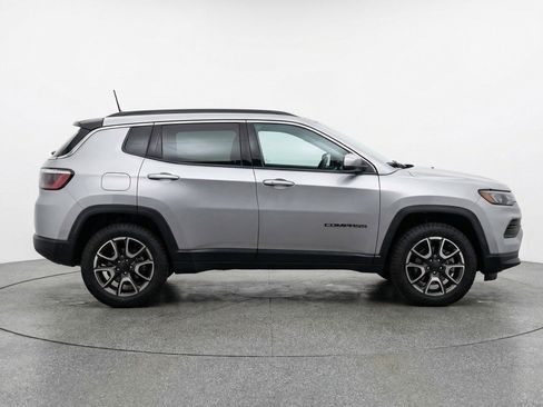 Used 2025 Jeep Compass Trailhawk AWD/4WD image 5