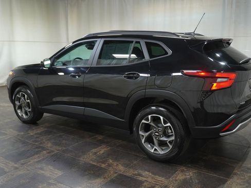 Used 2024 Chevrolet Trax LT w/ Sunroof Package FWD image 7