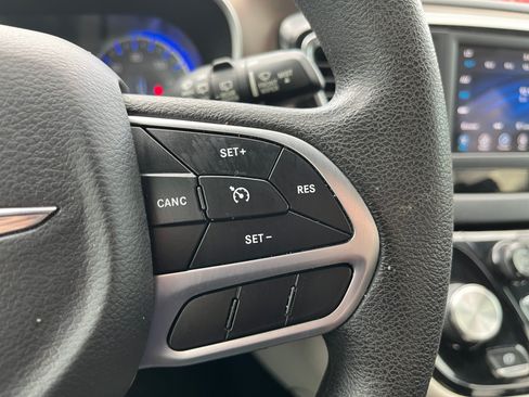 Used 2018 Chrysler Pacifica Touring Plus w/ Tire & Wheel Group FWD image 20