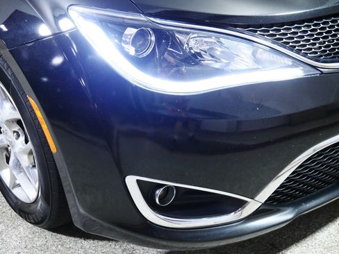 Used 2018 Chrysler Pacifica Limited FWD image 16