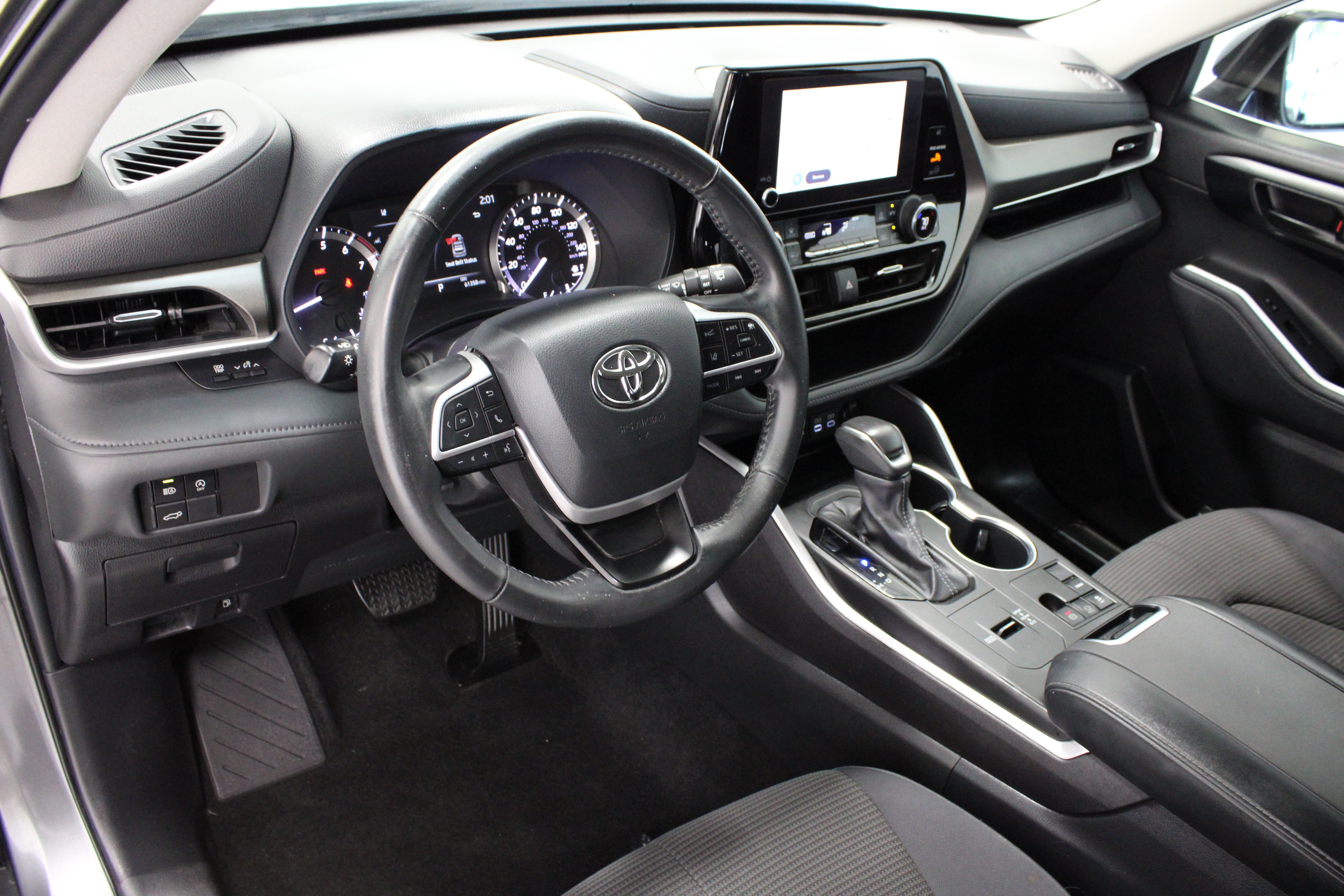 Used 2023 Toyota Highlander LE FWD image 13