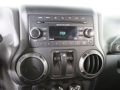 Used 2018 Jeep Wrangler Sport image 23