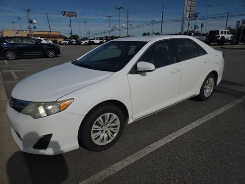 Used 2012 Toyota Camry L image 1