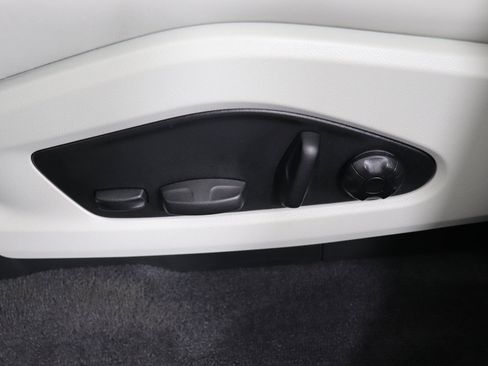 Certified 2025 Porsche Macan Electric image 15