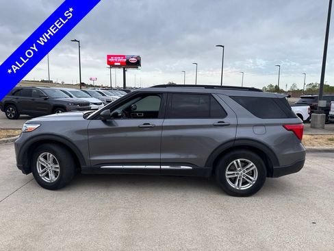Used 2022 Ford Explorer XLT RWD image 3